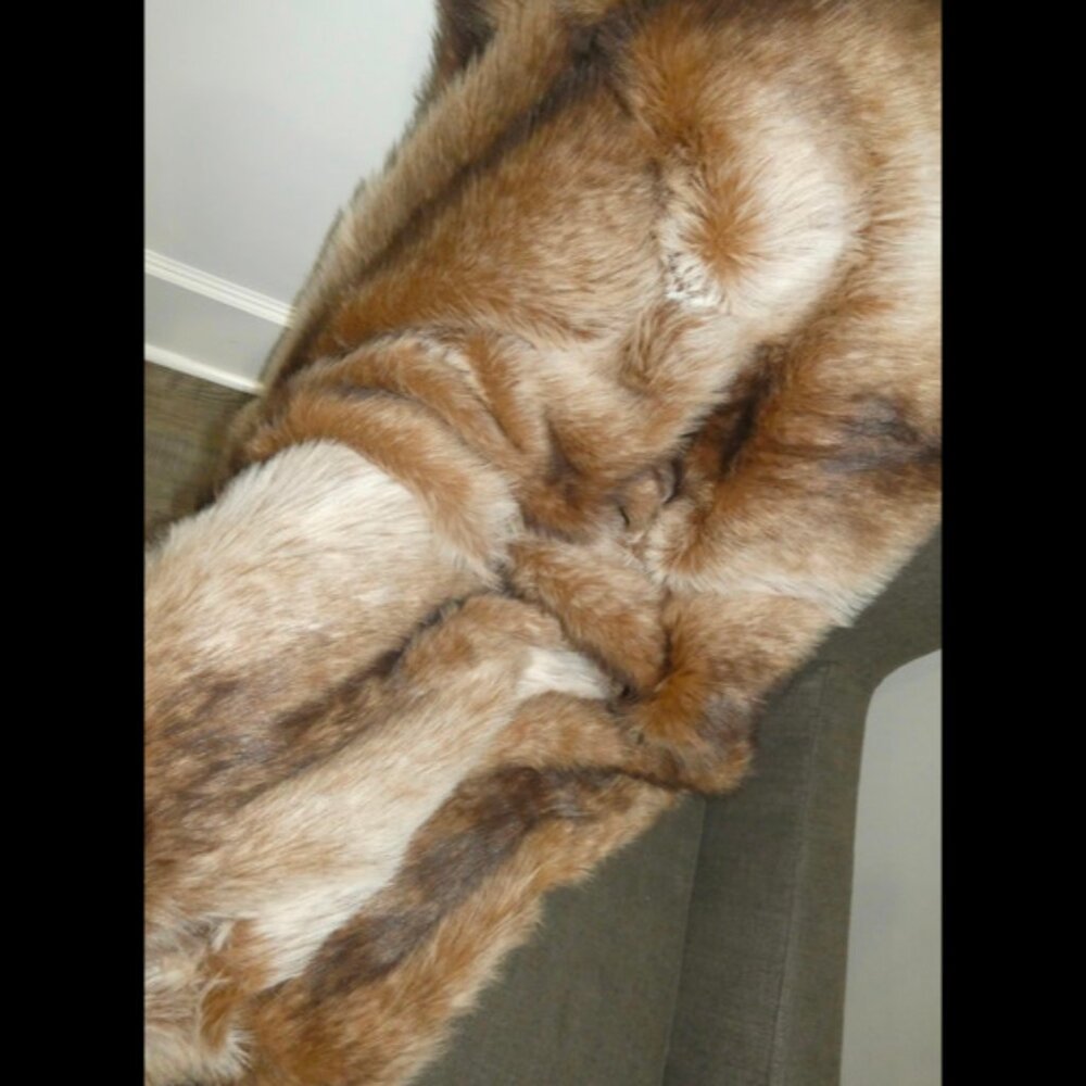 Tahari Faux Fur Throw Blanket Brown Soft White Reverse 50 x 60 In NWT - Picture 3 of 6